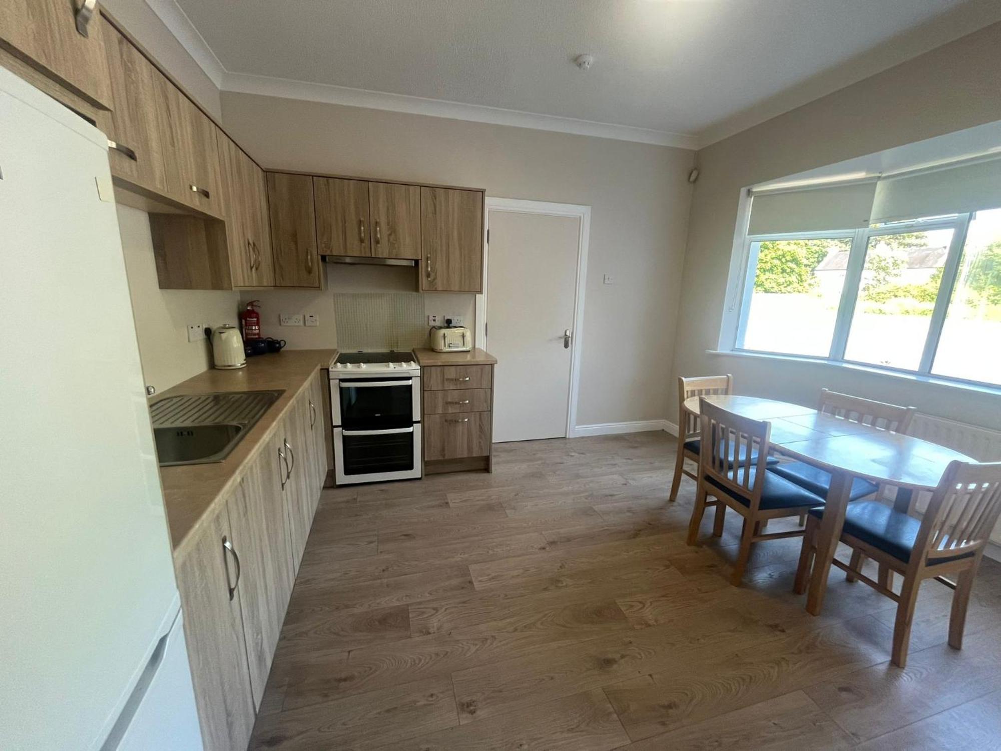 Yeats Lodge Self Catering Apartment And Bar Galway Exterior photo